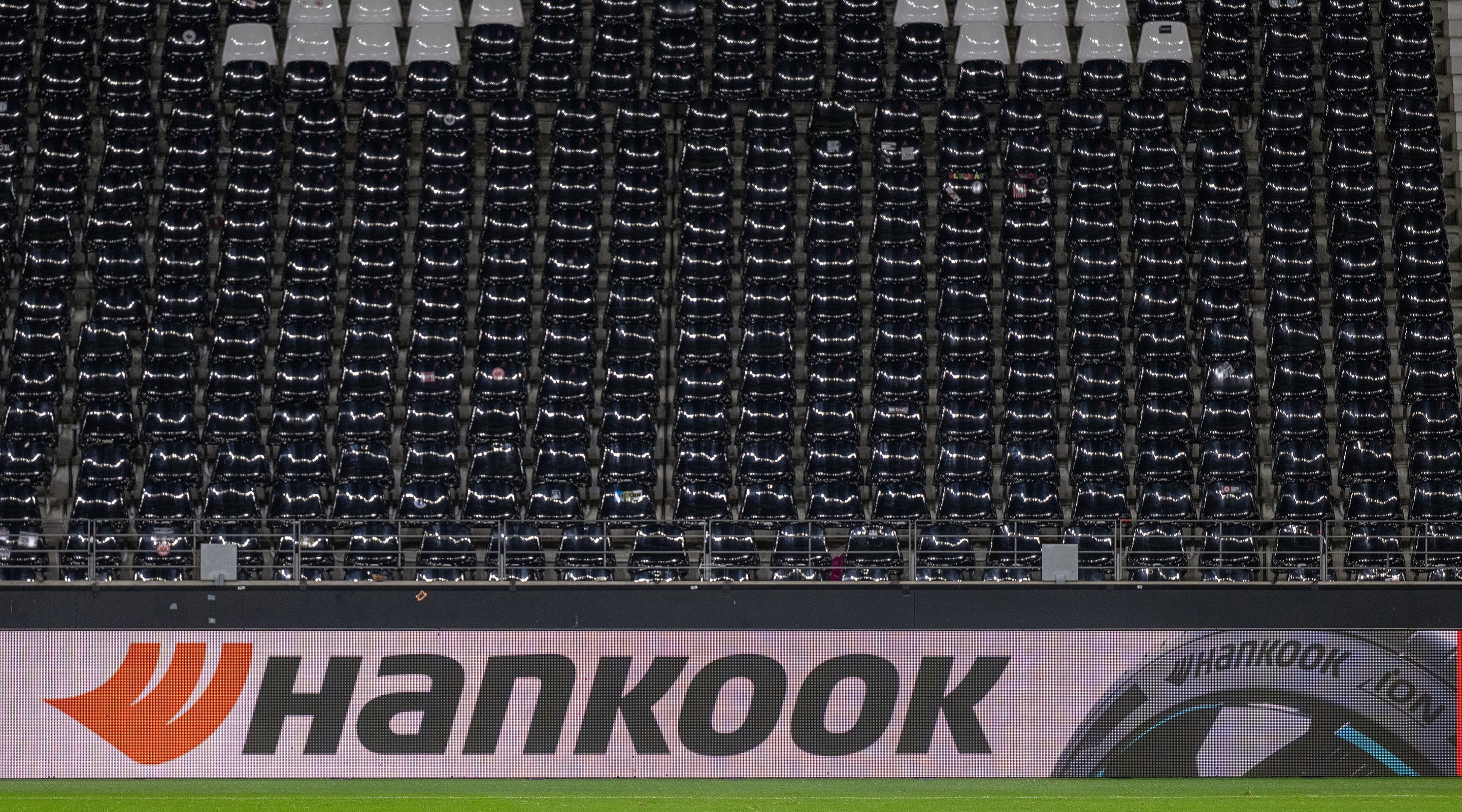 Hankook Tire & Technology-the-uefa-europa-league-sponsorship-gallery-02