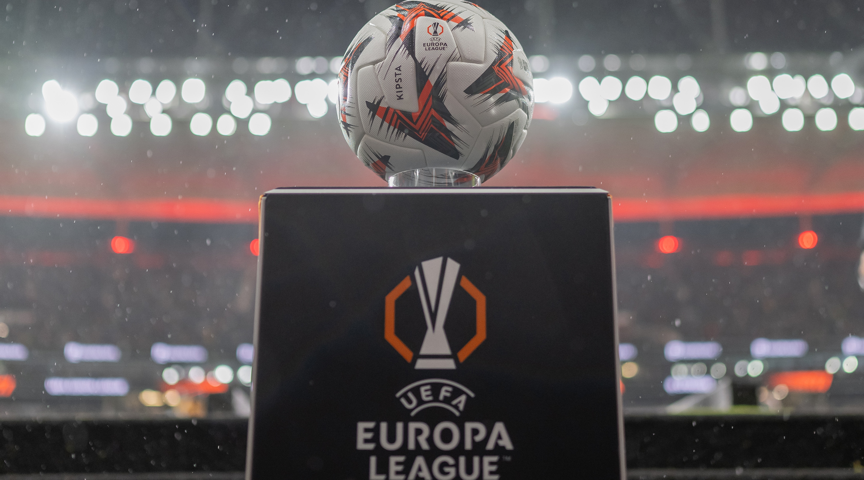 Hankook Tire & Technology-the-uefa-europa-league-sponsorship-gallery-07